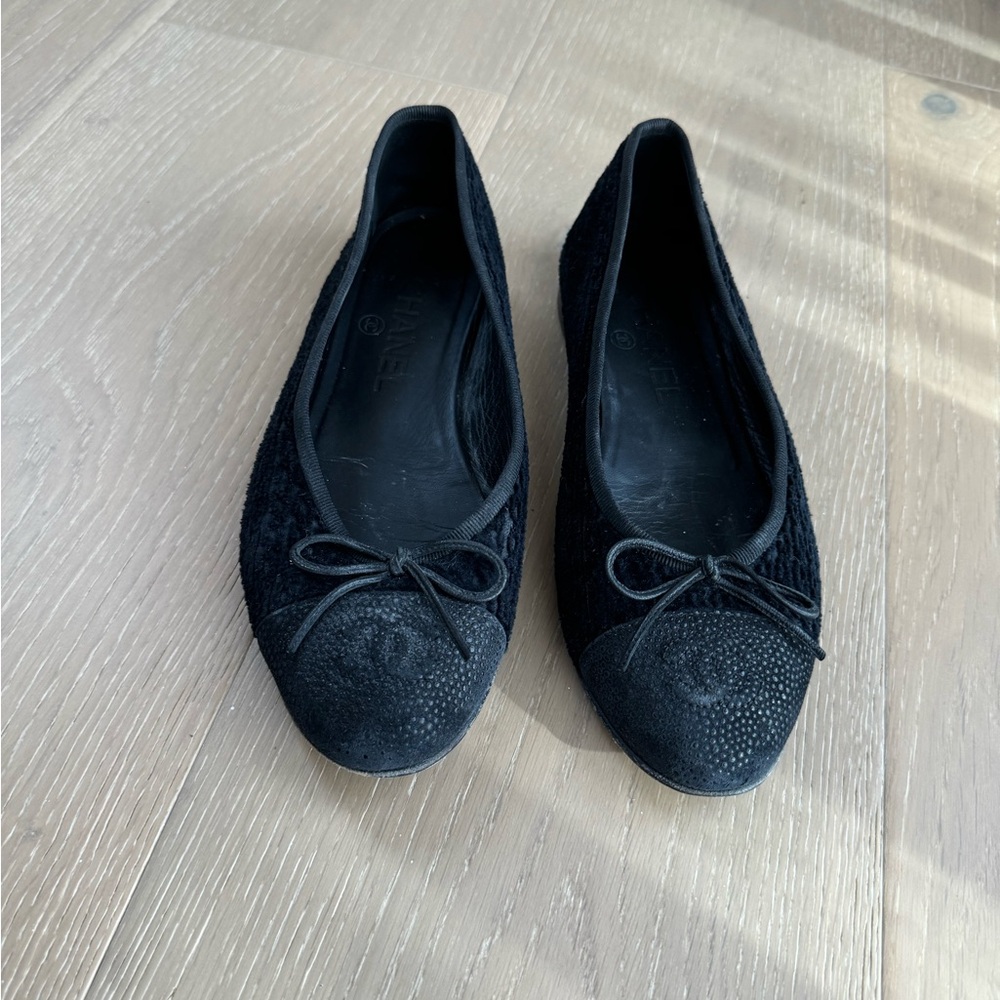 Black CHANEL ballet flats